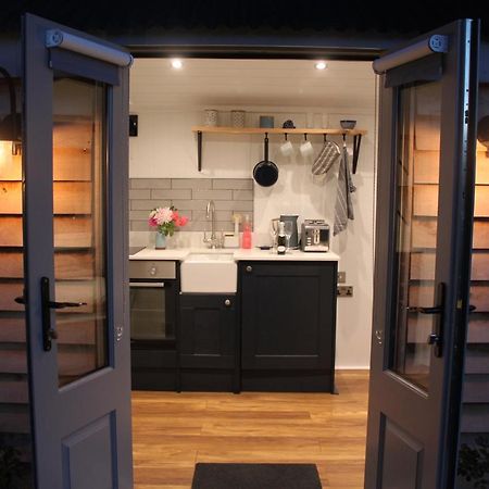 Luxury Shepherds Hut - The Sweet Pea By The Lake ヨーク エクステリア 写真
