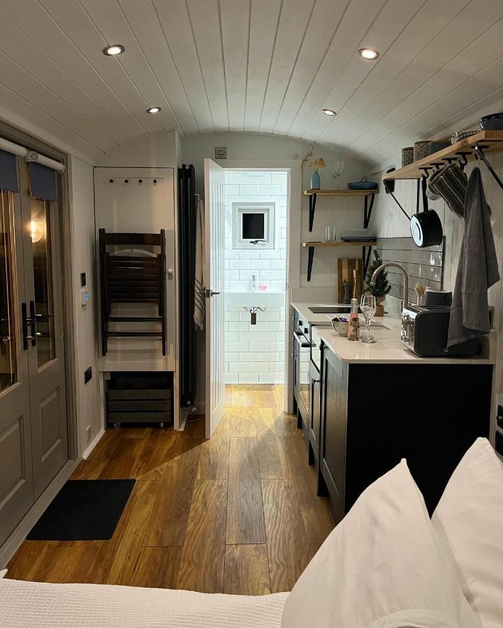 Luxury Shepherds Hut - The Sweet Pea By The Lake ヨーク エクステリア 写真