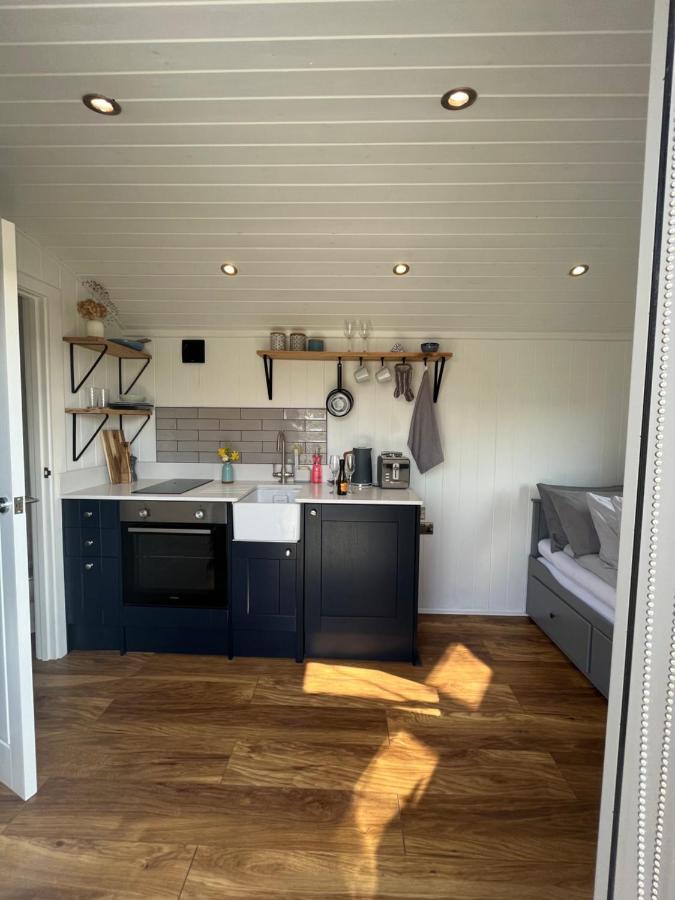 Luxury Shepherds Hut - The Sweet Pea By The Lake ヨーク エクステリア 写真