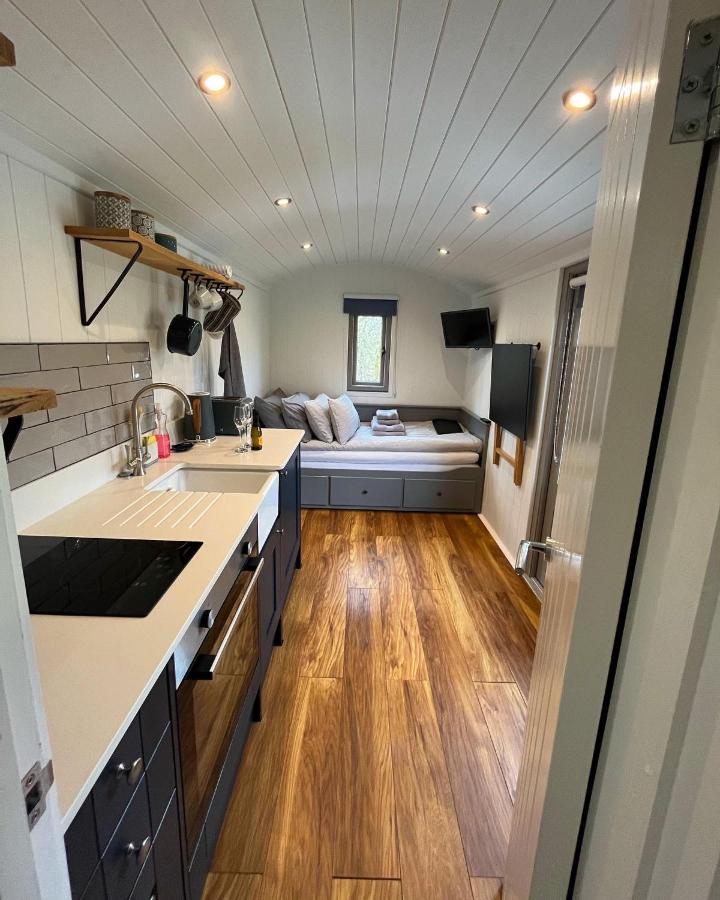 Luxury Shepherds Hut - The Sweet Pea By The Lake ヨーク エクステリア 写真