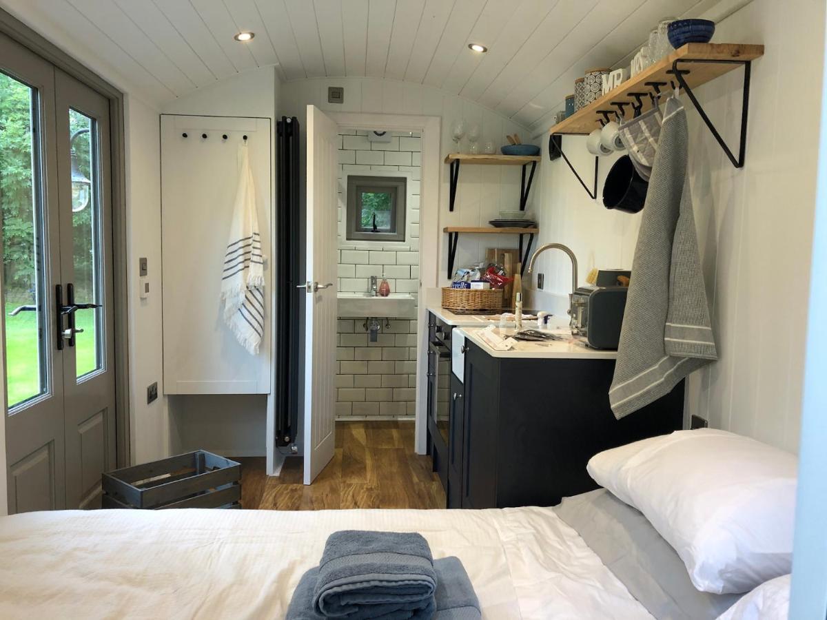 Luxury Shepherds Hut - The Sweet Pea By The Lake ヨーク エクステリア 写真