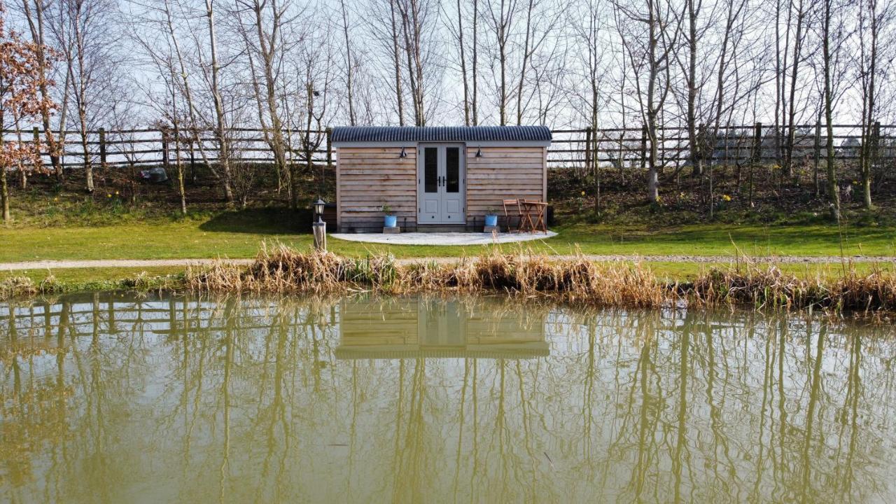 Luxury Shepherds Hut - The Sweet Pea By The Lake ヨーク エクステリア 写真