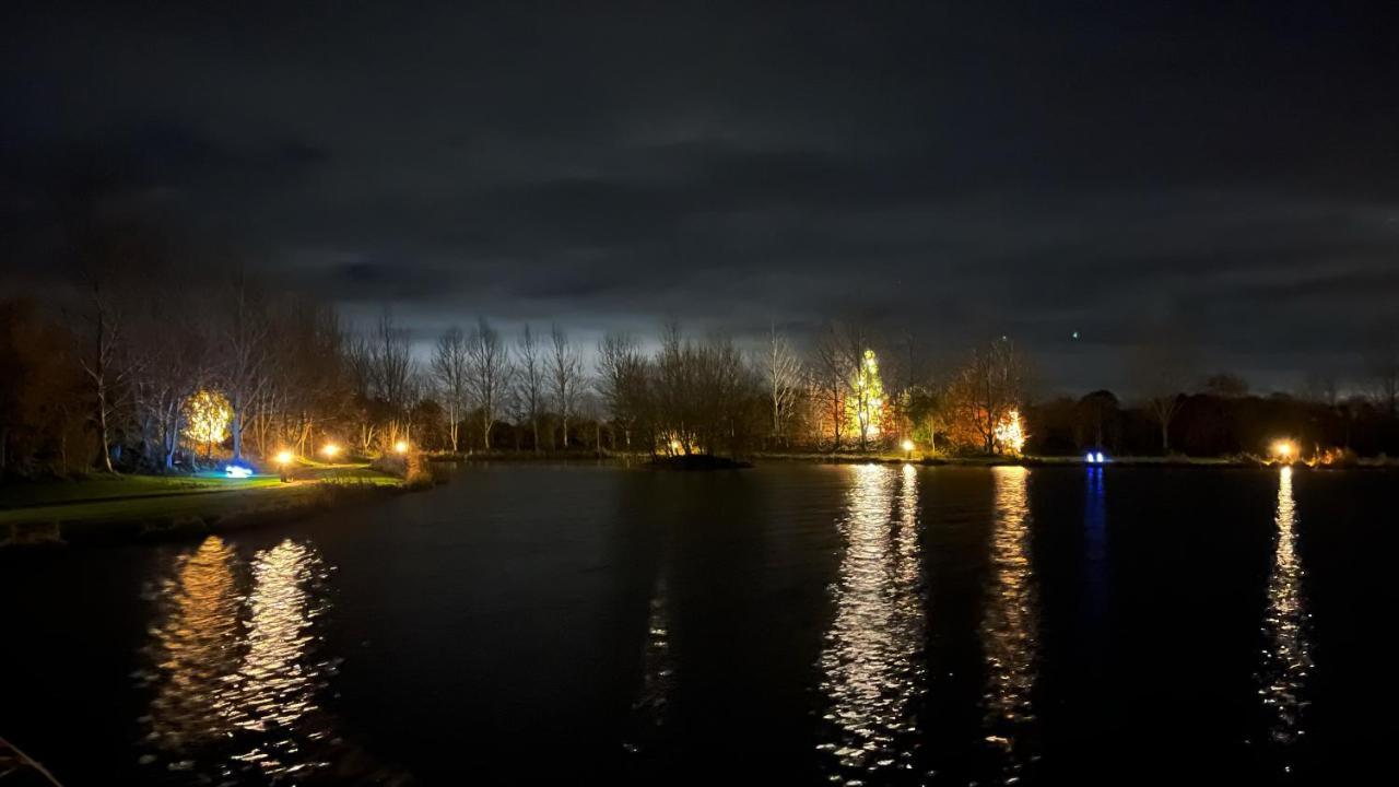 Luxury Shepherds Hut - The Sweet Pea By The Lake ヨーク エクステリア 写真