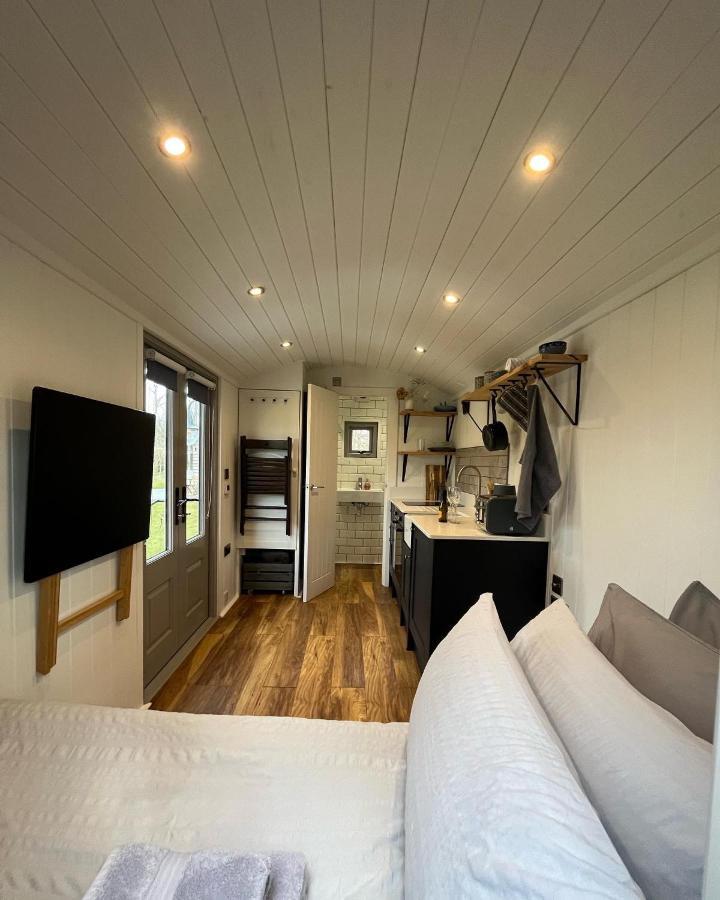 Luxury Shepherds Hut - The Sweet Pea By The Lake ヨーク エクステリア 写真