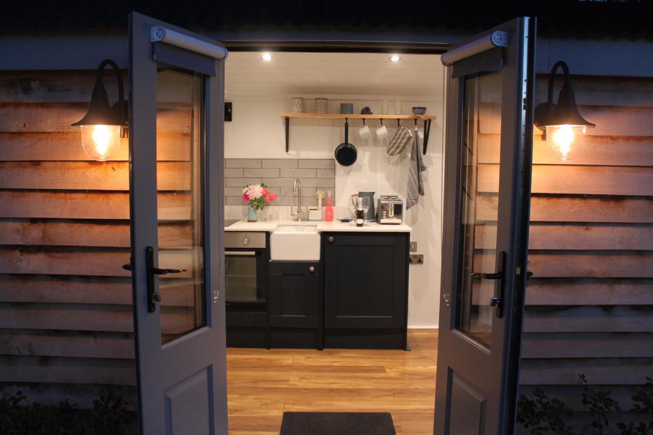 Luxury Shepherds Hut - The Sweet Pea By The Lake ヨーク エクステリア 写真