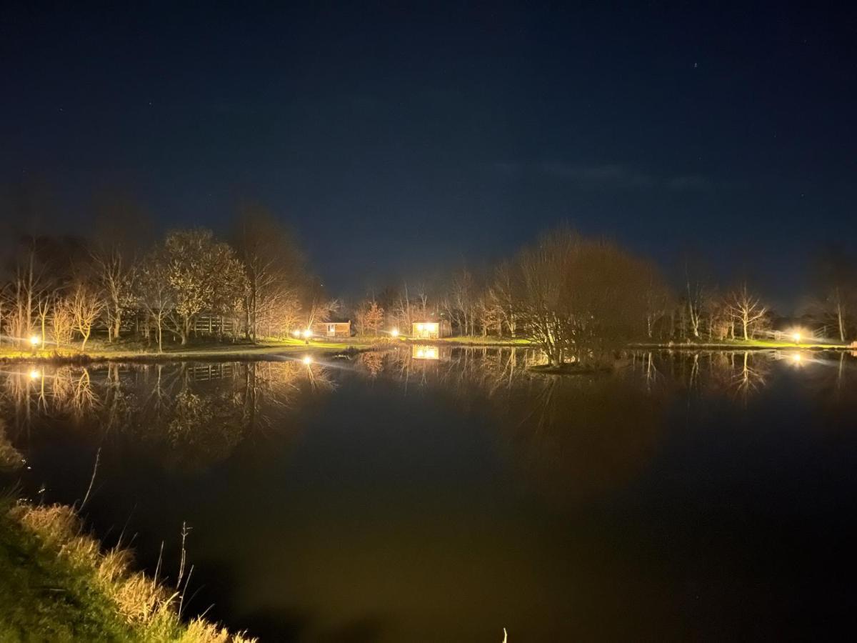 Luxury Shepherds Hut - The Sweet Pea By The Lake ヨーク エクステリア 写真