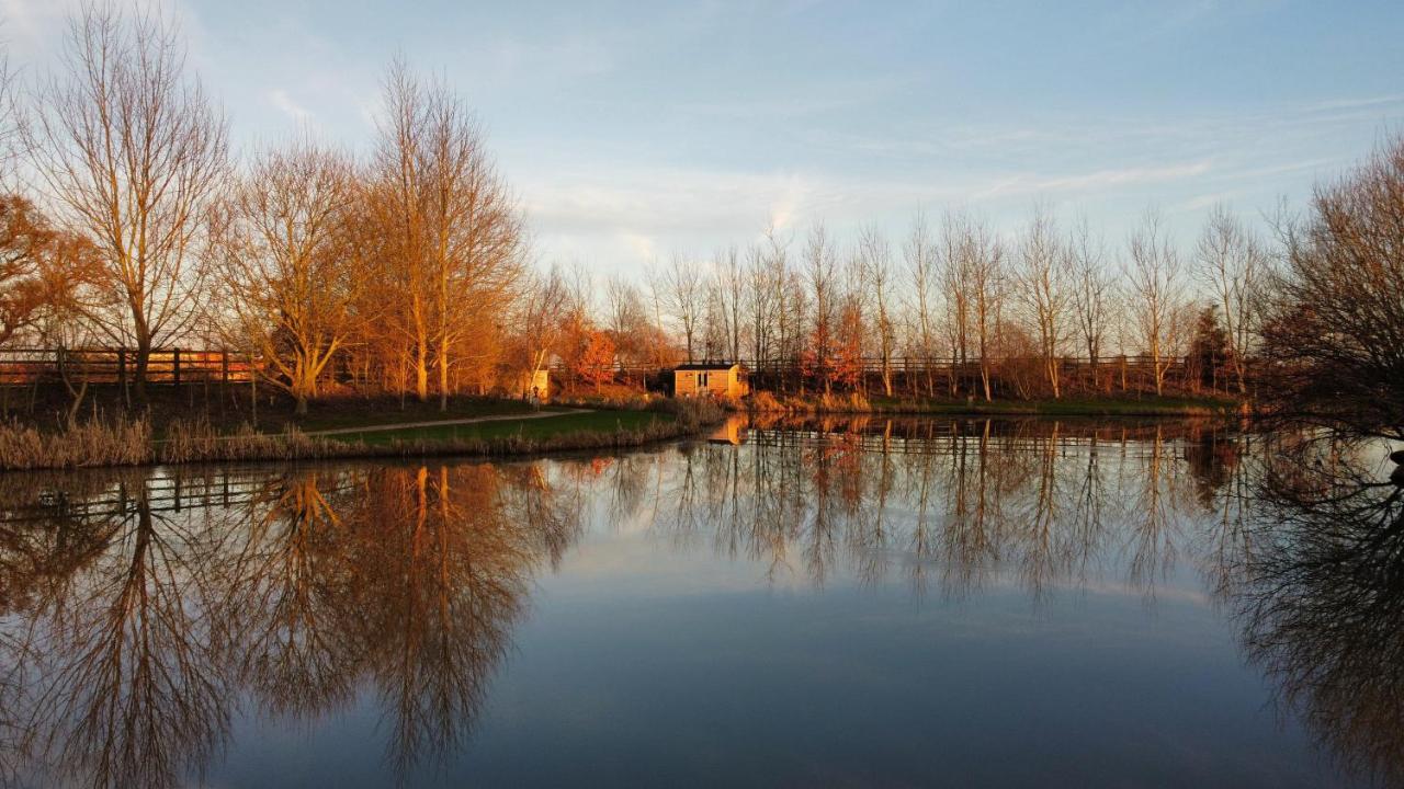 Luxury Shepherds Hut - The Sweet Pea By The Lake ヨーク エクステリア 写真