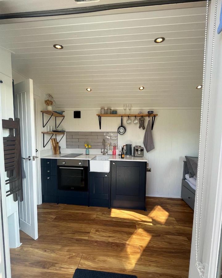 Luxury Shepherds Hut - The Sweet Pea By The Lake ヨーク エクステリア 写真