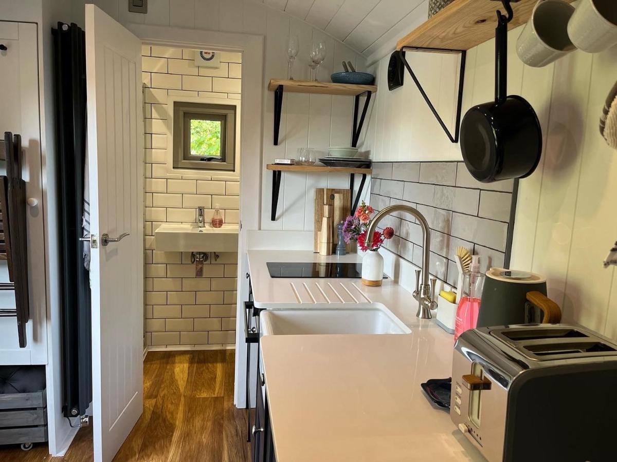 Luxury Shepherds Hut - The Sweet Pea By The Lake ヨーク エクステリア 写真